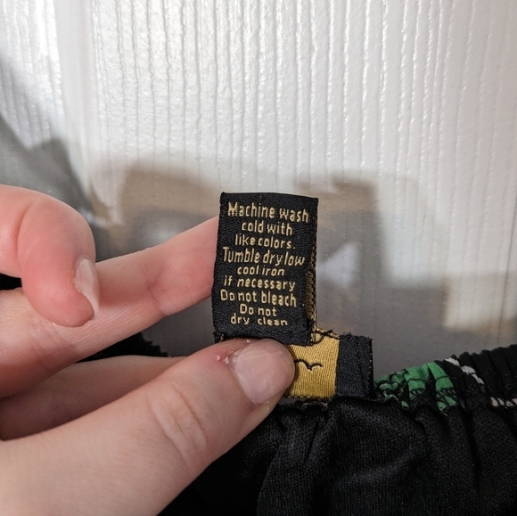 NWT Japna Girly Black and Purple‎ Floral Flowy Cropped Blouse Size Large - Picture 8 of 8